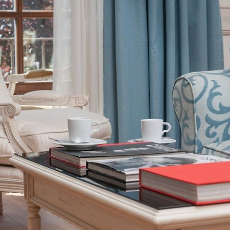 Eugenia De Montijo, Autograph Collection Otel Toledo Dış mekan fotoğraf A coffee table with books